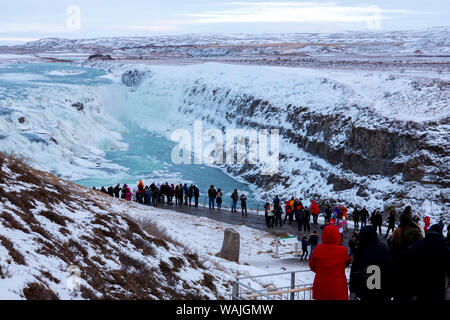 L'Islanda, Golden Circle, Gullfoss. I turisti alla cascata di Gullfoss in inverno. Credito come: Wendy Kaveney Jaynes / Galleria / DanitaDelimont.com Foto Stock