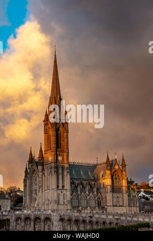 Nuvole al tramonto su San Colman's Cathedral di Cobh, Irlanda Foto Stock