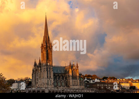 Nuvole al tramonto su San Colman's Cathedral di Cobh, Irlanda Foto Stock