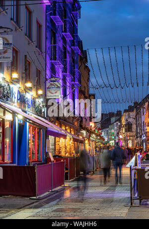 La vibrante Quay Street al tramonto nel centro cittadino di Galway, Irlanda Foto Stock