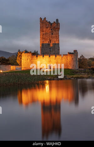 Storico Castello di Ross al tramonto nel Parco Nazionale di Killarney, Irlanda Foto Stock