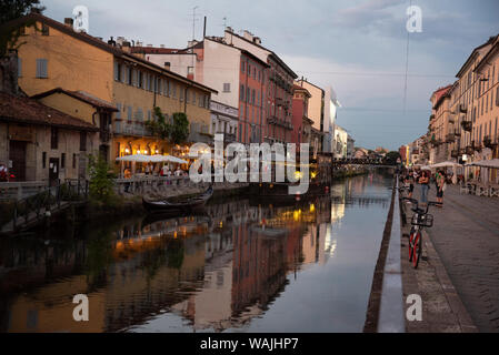 L'Italia, Lombardia, Milano. Storico Naviglio Grande canal area nota per la vivace vita notturna Foto Stock