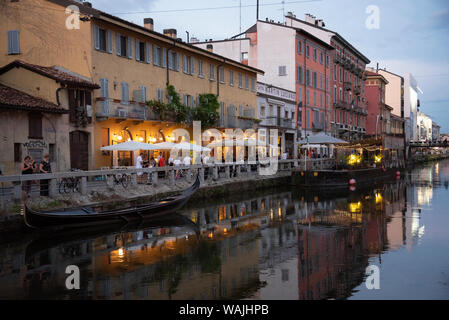 L'Italia, Lombardia, Milano. Storico Naviglio Grande canal area nota per la vivace vita notturna Foto Stock