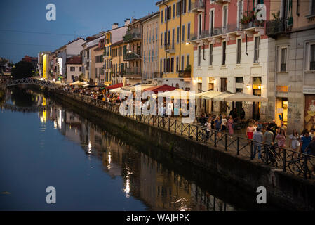 L'Italia, Lombardia, Milano. Storico Naviglio Grande canal area nota per la vivace vita notturna Foto Stock