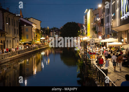 L'Italia, Lombardia, Milano. Storico Naviglio Grande canal area nota per la vivace vita notturna Foto Stock