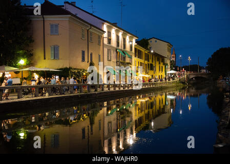 L'Italia, Lombardia, Milano. Storico Naviglio Grande canal area nota per la vivace vita notturna Foto Stock