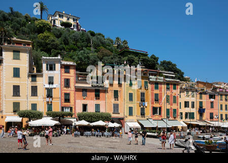 L'Italia, Provincia di Genova e Portofino. Esclusivo villaggio di pescatori sul Mar Ligure, pastello edifici che si affacciano sul porto Foto Stock