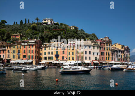 L'Italia, Provincia di Genova e Portofino. Esclusivo villaggio di pescatori sul Mar Ligure, pastello edifici che si affacciano sul porto Foto Stock