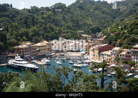 L'Italia, Provincia di Genova e Portofino. Esclusivo villaggio di pescatori sul Mar Ligure, pastello edifici che si affacciano sul porto Foto Stock