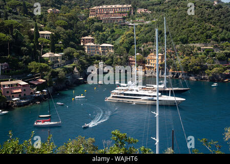 L'Italia, Provincia di Genova e Portofino. Esclusivo villaggio di pescatori sul Mar Ligure, pastello edifici che si affacciano sul porto Foto Stock