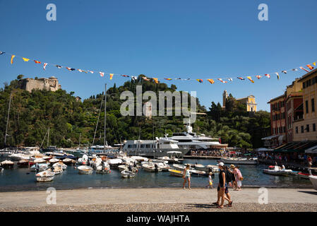 L'Italia, Provincia di Genova e Portofino. Esclusivo villaggio di pescatori sul Mar Ligure, pastello edifici che si affacciano sul porto Foto Stock