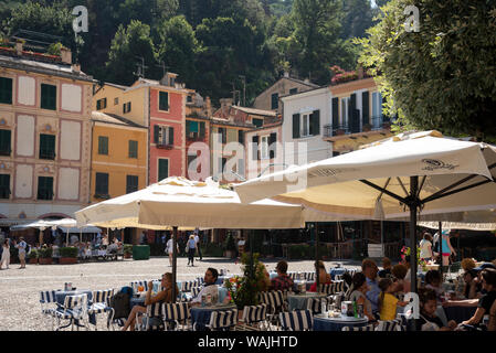 L'Italia, Provincia di Genova e Portofino. Esclusivo villaggio di pescatori sul Mar Ligure, edifici color pastello e il cafe' affacciato sul porto Foto Stock