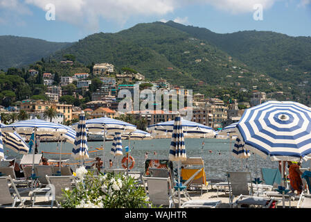 L'Italia, la provincia di Genova, Rapallo. Le barche nel porto e Hillside Foto Stock