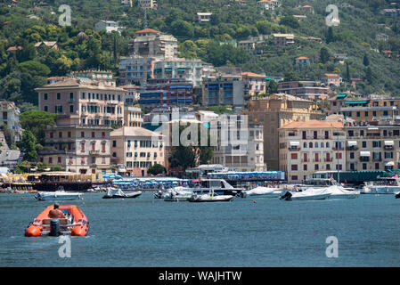 L'Italia, la provincia di Genova, Rapallo. Le barche nel porto e Hillside Foto Stock