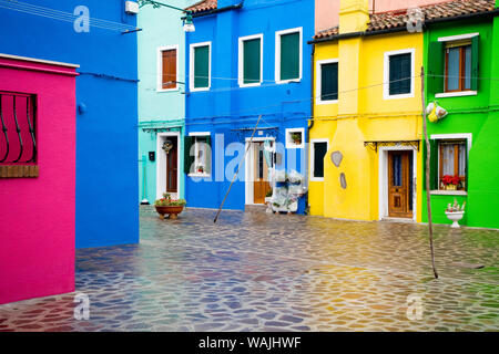 L'Italia, Burano. Casa colorati finestre e pareti. Credito come: Jim Nilsen Jaynes / Galleria / DanitaDelimont.com Foto Stock