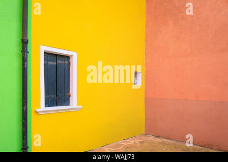 L'Italia, Burano. Colorate pareti di casa. Credito come: Jim Nilsen Jaynes / Galleria / DanitaDelimont.com Foto Stock