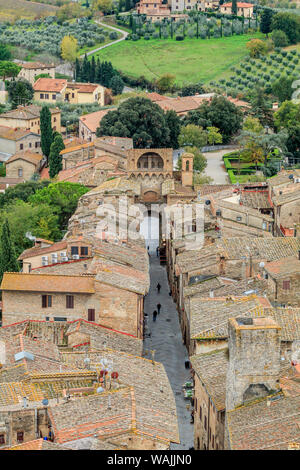 L'Italia, Toscana, Siena, San Gimignano. Piccolo, murata medievale città hill, conosciuta come città delle belle torri. Il romanico e il Gotico architettura medievale, la conservazione delle case a torre. Un sito Patrimonio Mondiale dell'UNESCO. Foto Stock