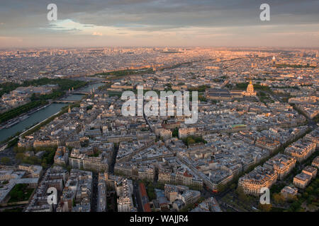 Alto livello di vista sul quartiere Invalides e la cupola des Invalides. Vista dalla Torre Eiffel, Parigi, Francia Foto Stock