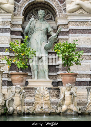 L'Italia, Lazio, Tivoli, Villa d'Este. Statua di Orfeo. La fontana della, 1566, scatola tubi di organo azionato da aria dalle fontane. Foto Stock