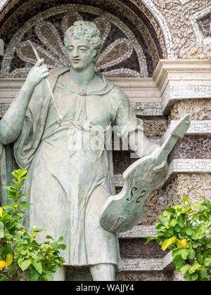 L'Italia, Lazio, Tivoli, Villa d'Este. Statua di Orfeo. La fontana della, 1566, scatola tubi di organo azionato da aria dalle fontane. Foto Stock