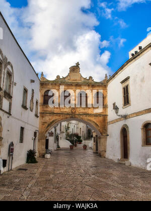 L'Italia, Puglia, Brindisi, Valle d'Itria, Ostuni. La Loggia, l'Arco Scoppa, collegando il palazzo vescovile al seminario. Foto Stock