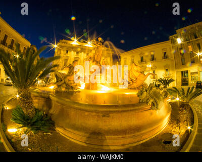 L'Italia, sicilia, Siracusa. Fontana Diana (Fontana di Diana) sulla Piazza Archimede, Ortigia Foto Stock