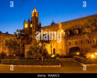 L'Italia, in Sicilia, a Palermo. La Cattedrale di Palermo con il campanile medievale Foto Stock