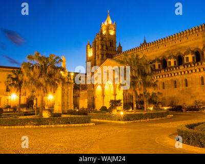 L'Italia, in Sicilia, a Palermo. La Cattedrale di Palermo con il campanile medievale Foto Stock