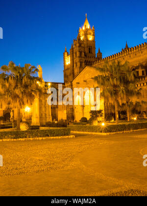 L'Italia, in Sicilia, a Palermo. La Cattedrale di Palermo con il campanile medievale Foto Stock