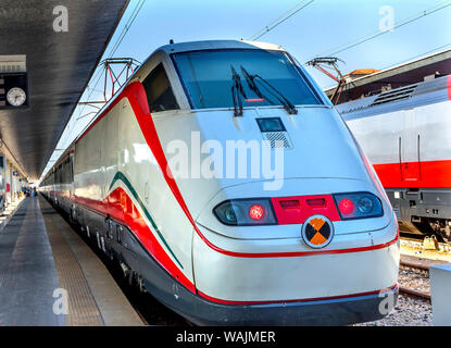 Piattaforma di locomotiva alla stazione ferroviaria Santa Lucia di Venezia. Foto Stock