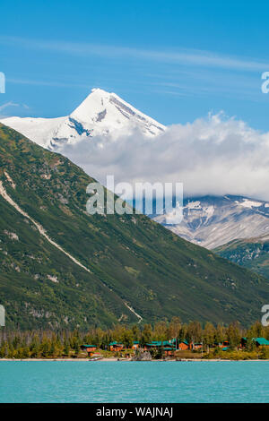 Redoubt Mountain Lodge sulla Crescent Lake con il Monte Redoubt, Parco Nazionale e Riserva del Lago Clark, Alaska, Stati Uniti d'America. (Solo uso editoriale) Foto Stock