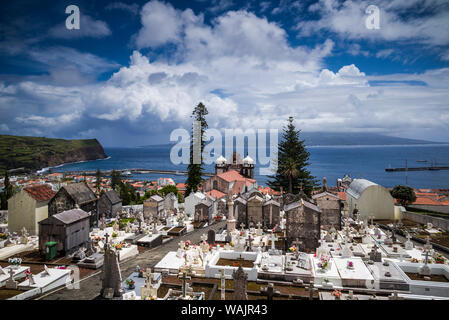 Portogallo Azzorre, l'isola di Faial, Horta. Vista in elevazione dal cimitero verso l'isola di Pico e il suo vulcano Foto Stock