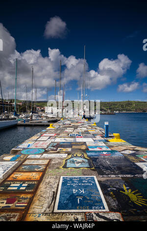 Portogallo Azzorre, l'isola di Faial. Horta Marina con dipinti di equipaggi su i suoi pontili Foto Stock