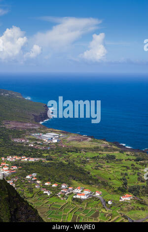 Portogallo Azzorre, l'isola di Faial, Baia de Ribeira. Vista in elevazione del Porto da Faja Foto Stock