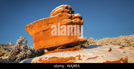 Stati Uniti d'America, Colorado Colorado Springs, Giardino degli dèi. Roccia equilibrato in inverno. Credito come: Don Grall Jaynes / Galleria / DanitaDelimont.com Foto Stock