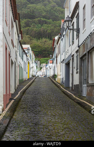 Portogallo Azzorre, isola Pico, Lajes do Pico. Town street Foto Stock