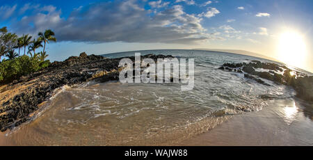 Luce della Sera nella piccola baia nota come Spiaggia Segreta nei pressi di Makena, Maui, Hawaii. Foto Stock