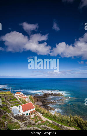 Portogallo Azzorre, Santa Maria Island, Maia. Vista in elevazione della città e di roccia vulcanica vigneti Foto Stock