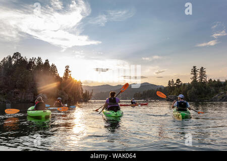 Family Sea kayak sul lago Flathead in Somers, Montana, USA (MR) Foto Stock