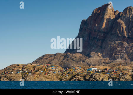 La Groenlandia, Uummannaq. A forma di cuore Uummannaq torri di montagna sopra il paese. Foto Stock