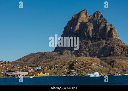 La Groenlandia, Uummannaq. Case colorate punteggiano il paesaggio roccioso. Foto Stock