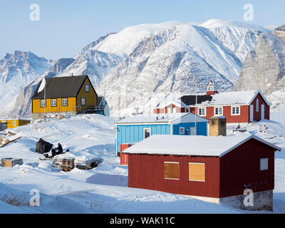 Saatut villaggio di pescatori durante l inverno in Uummannaq Fjord, a nord del circolo polare. La Groenlandia. Foto Stock