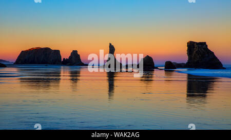 Stati Uniti d'America, Oregon, Bandon. Tramonto sulla spiaggia mare pile. Credito come: Jean Carter Jaynes / Galleria / DanitaDelimont.com Foto Stock