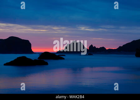 Stati Uniti d'America, Oregon, Bandon. Tramonto sulla spiaggia mare pile. Credito come: Jean Carter Jaynes / Galleria / DanitaDelimont.com Foto Stock