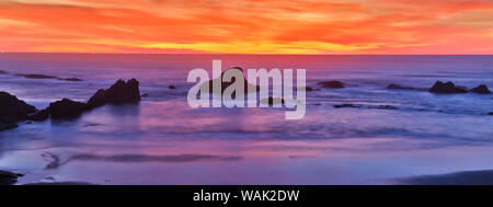 Tramonto sull'Oceano Pacifico da Seal Rock lungo la costa dell'Oregon. Foto Stock