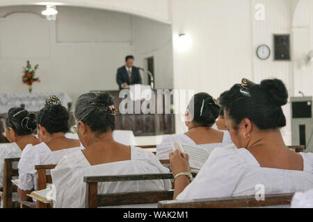 Kosrae, Stati Federati di Micronesia (FSM). Micronesiano donne vestite di bianco in pizzo quattro di canto corale parte armonia durante il servizio in chiesa. (Solo uso editoriale) Foto Stock