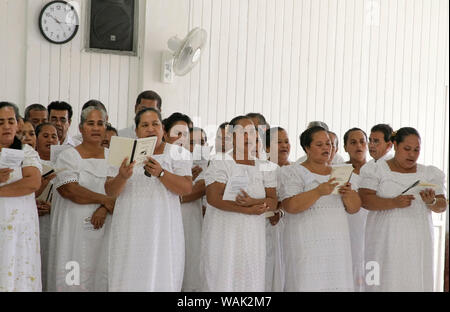 Kosrae, Stati Federati di Micronesia (FSM). Micronesiano donne vestite di bianco in pizzo quattro di canto corale parte armonia durante il servizio in chiesa. (Solo uso editoriale) Foto Stock