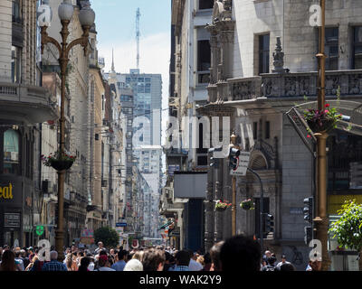 I pedoni sulla Florida Street nel Microcentro. Buenos Aires, Argentina. (Solo uso editoriale) Foto Stock