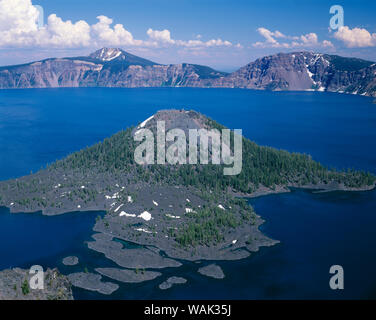 Stati Uniti d'America, Oregon, il Parco nazionale di Crater Lake. Vista est attraverso il cratere del lago da direttamente Sopra Wizard Island con distante Monte Scott e nuvole di tuono. Foto Stock