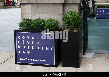 Firmare all'entrata del Royal Liver Building al Molo sentire in Liverpool Foto Stock